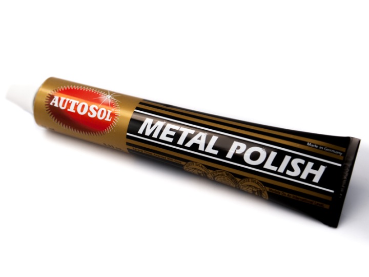 Autosol Metal Polish 75 ml – odstraňuje hrdzu a nečistoty, obnovuje lesk kovových povrchov, ideálne pre autá, motocykle a náradie